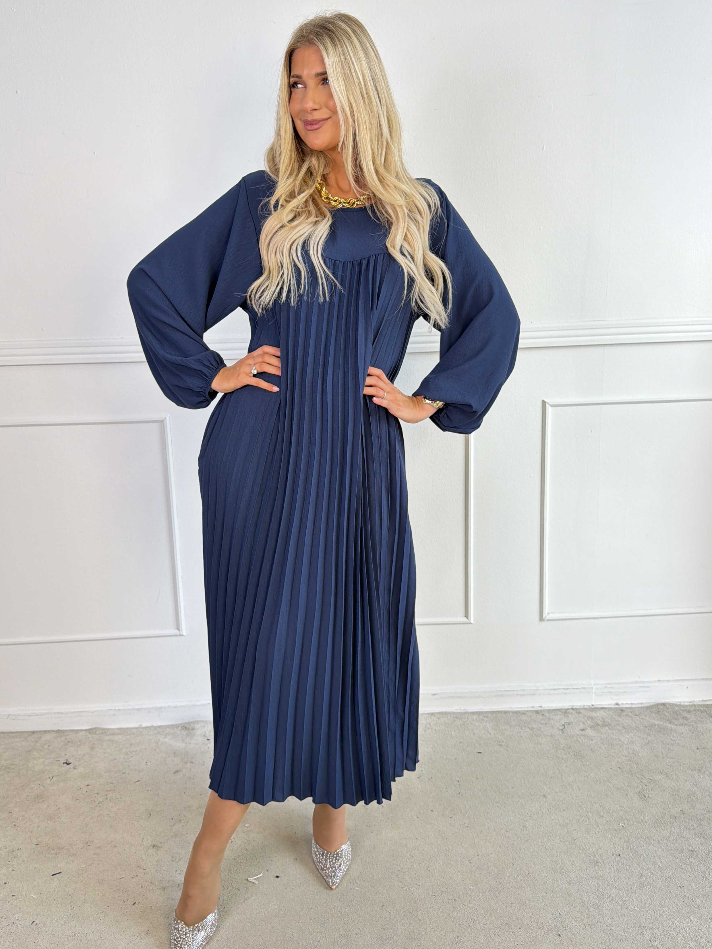 Nancy Long Sleeve - Lang kjole med plisseringer og lommer